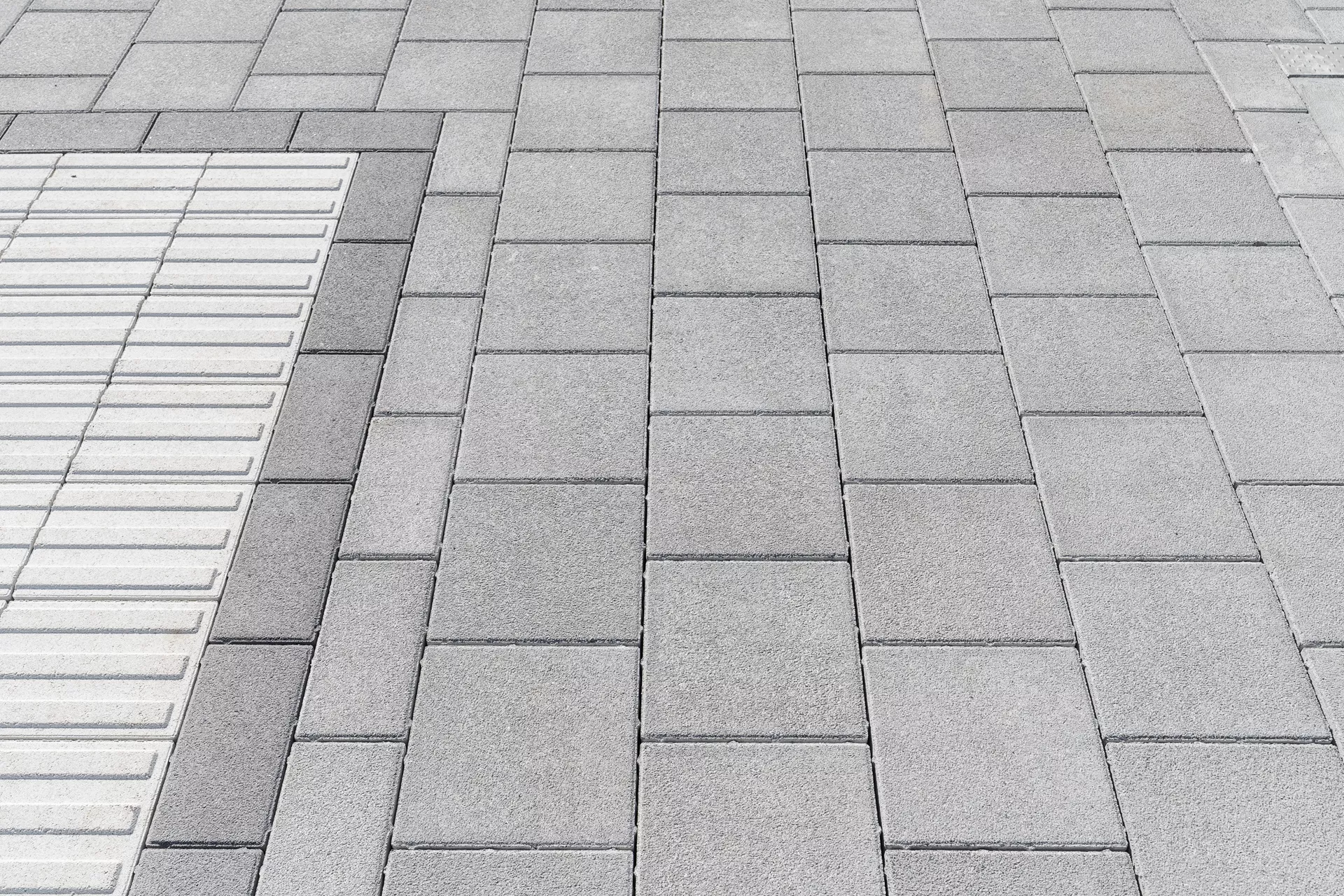 CARENA Sicherheitslinienpflasterstein Typ S Seitenstein mit Nockenverbund weiss mit 6 taktilen Linien L 37.5 cm B 25 cm H 8.4 cm