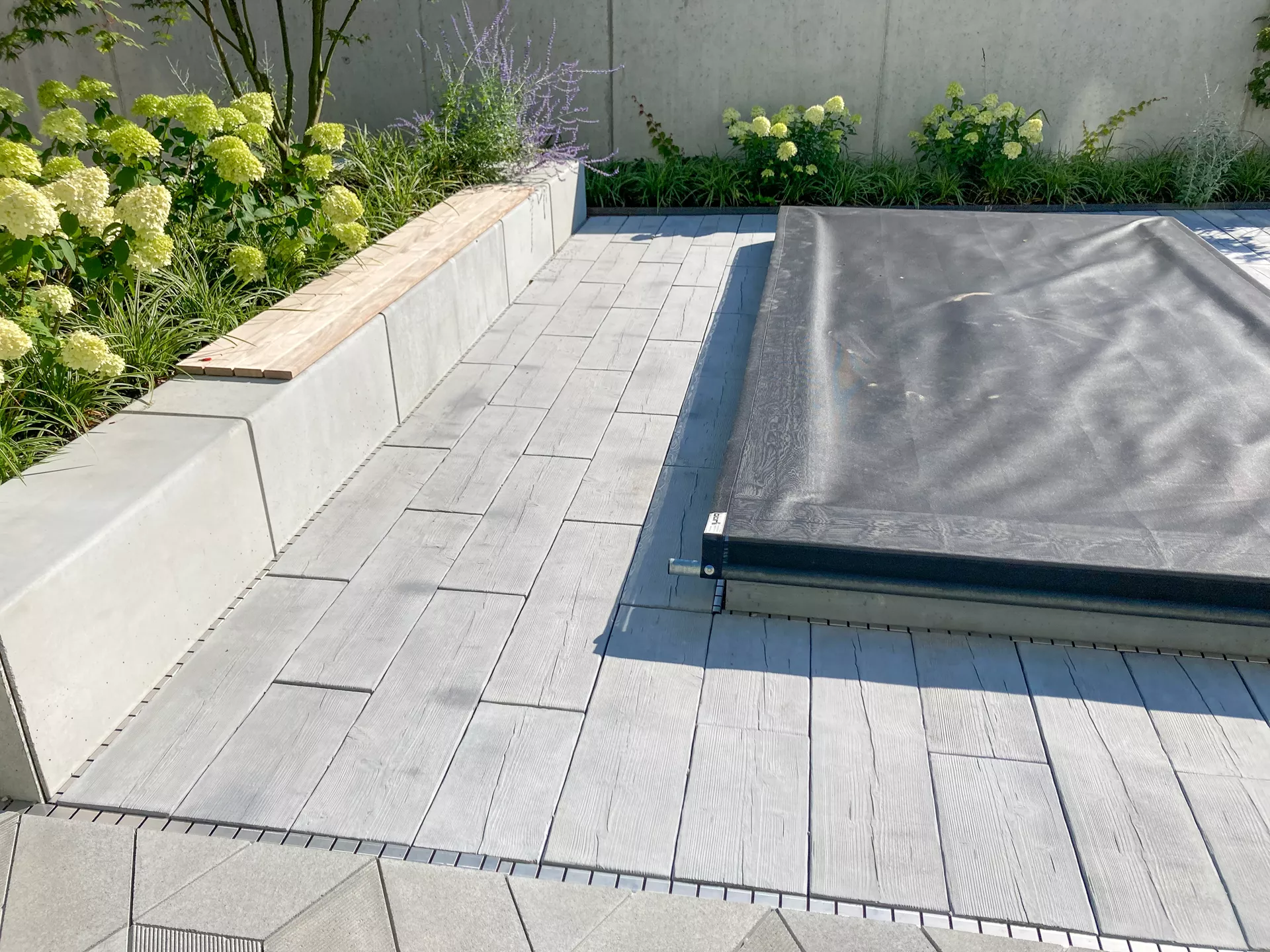 LENIA Gartenplatte mit Holzstruktur Normalplatte naturgrau strukturiert gerundet L 88-89 cm B 24.5-25.5 cm H 5 cm