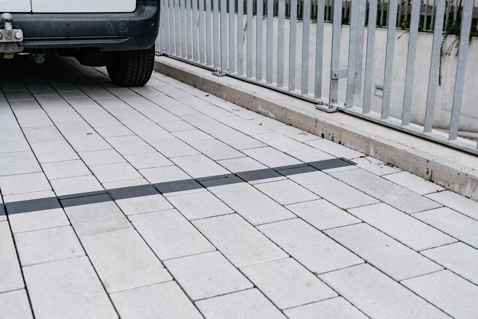 RAINA Pflasterstein grau glatt leicht gefast L 20-40 cm B 15 cm H 8 cm