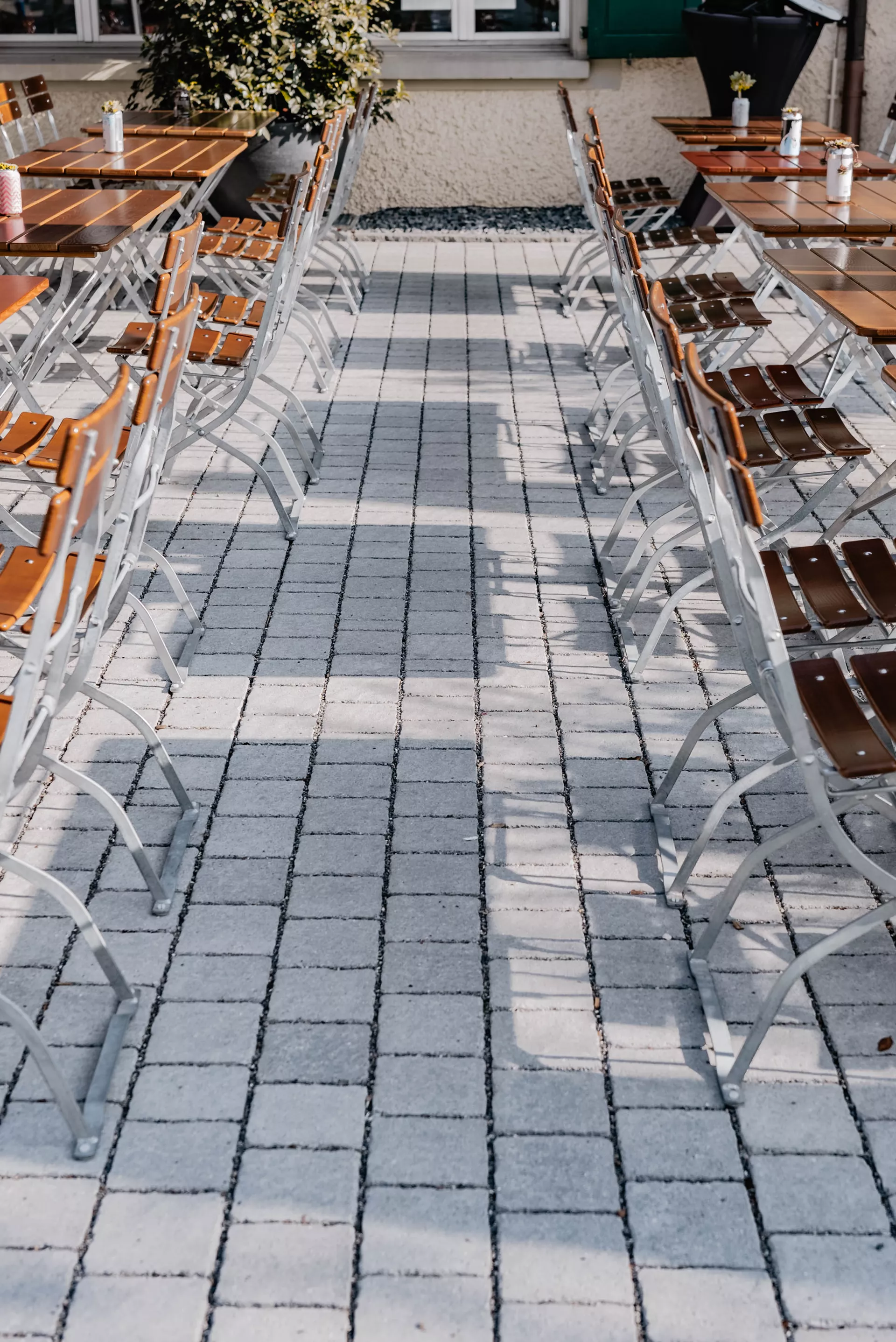 FRIEDA DRAIN Ökostein perlgrau strukturiert Kanten gebrochen L 13.8-16.8 cm B 15.1 cm H 7 cm