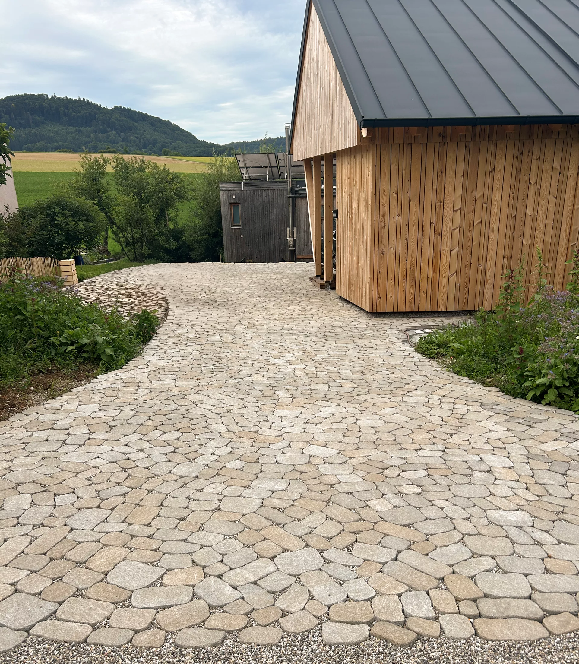 Pavé ARENA VISTA arêtes cassées, calcaire du Jura L 6.5 - 21.9 cm B 8.6 - 12.2 cm H 7 cm