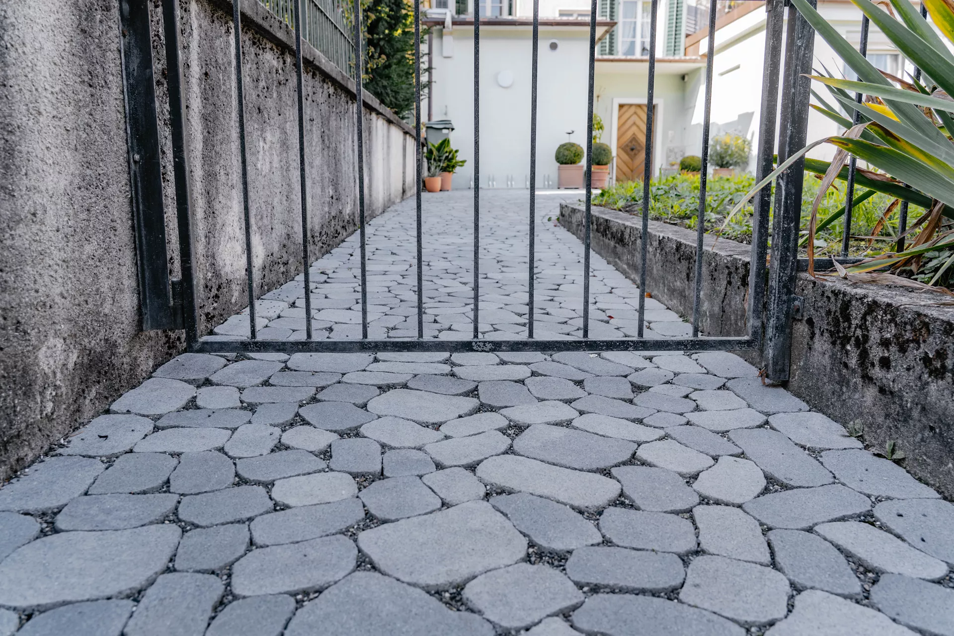 Pavé ARENA VISTA arêtes cassées, gris perle L 6.5 - 23.8 cm B 8.3 - 16.4 cm H 7 cm