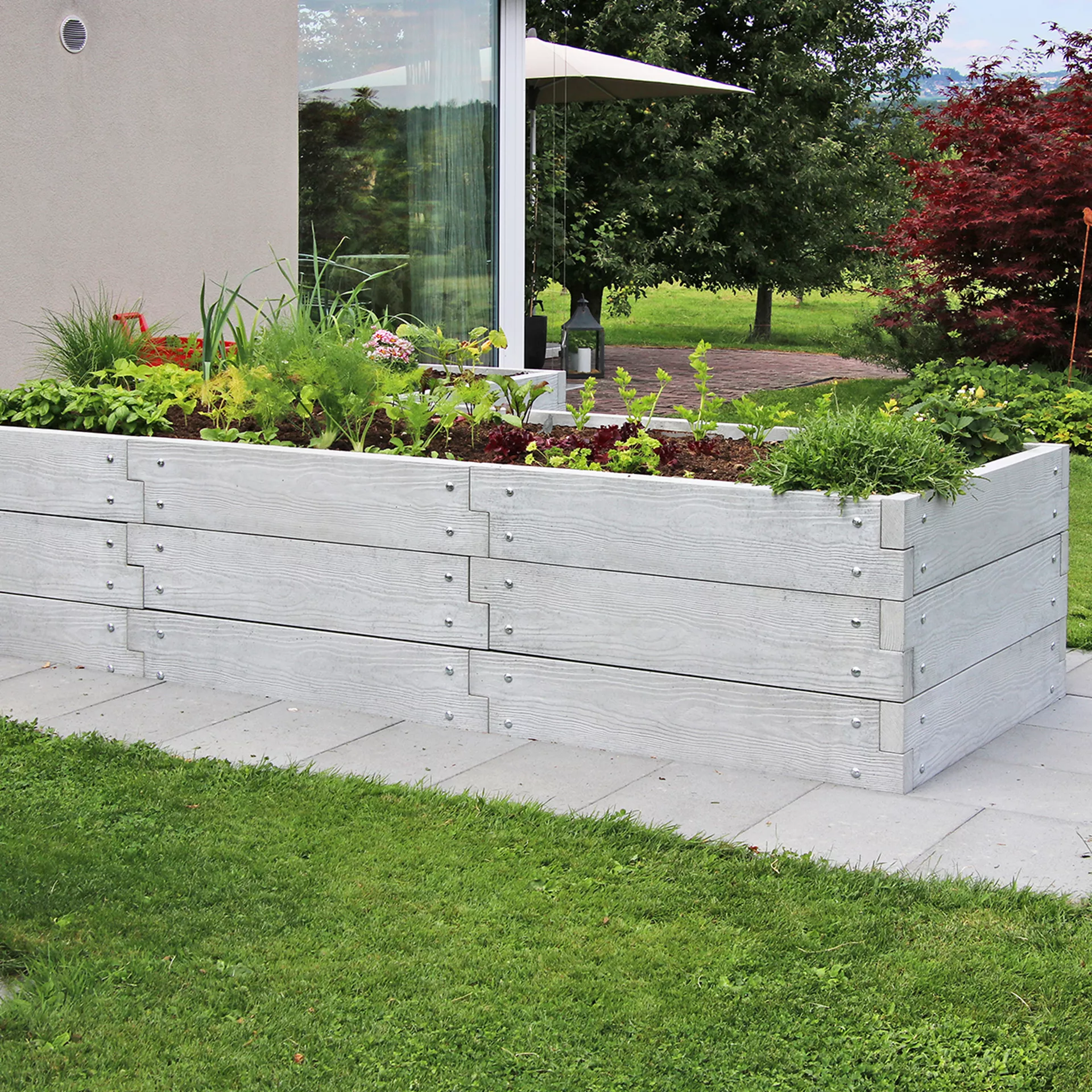 Hochbeet mit Holzstruktur