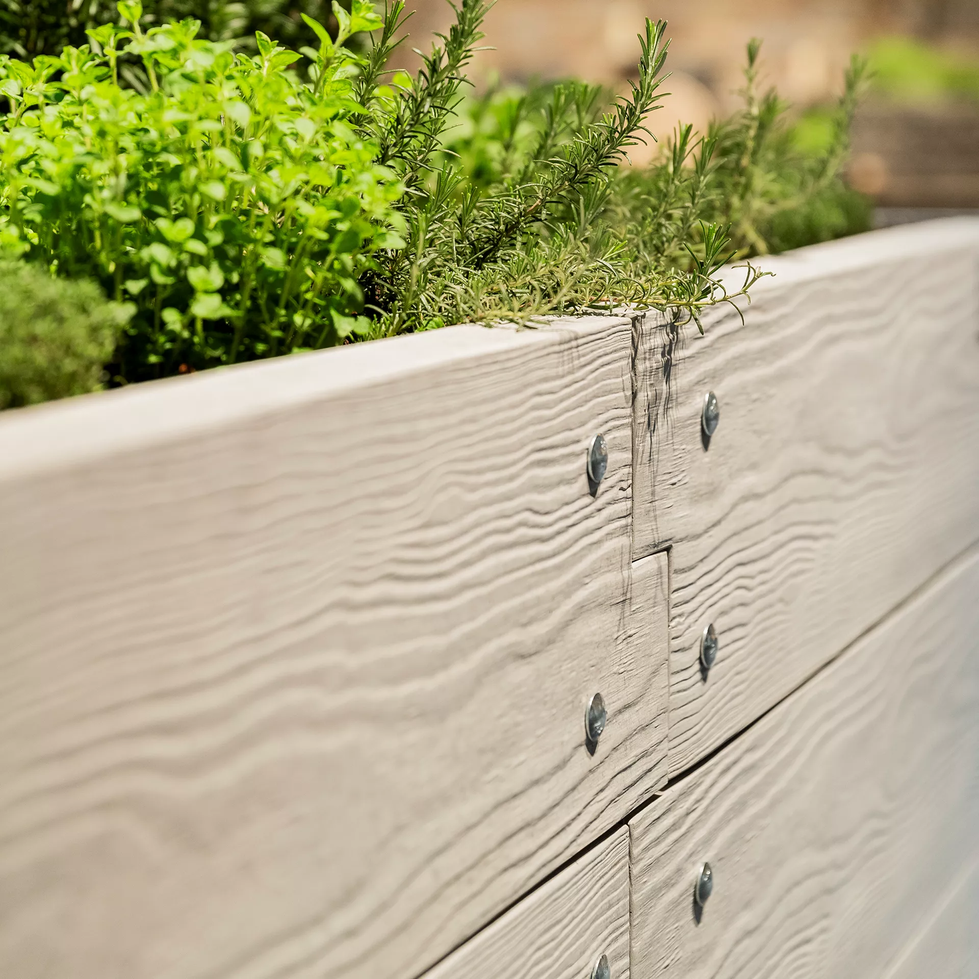 Hochbeet mit Holzstruktur