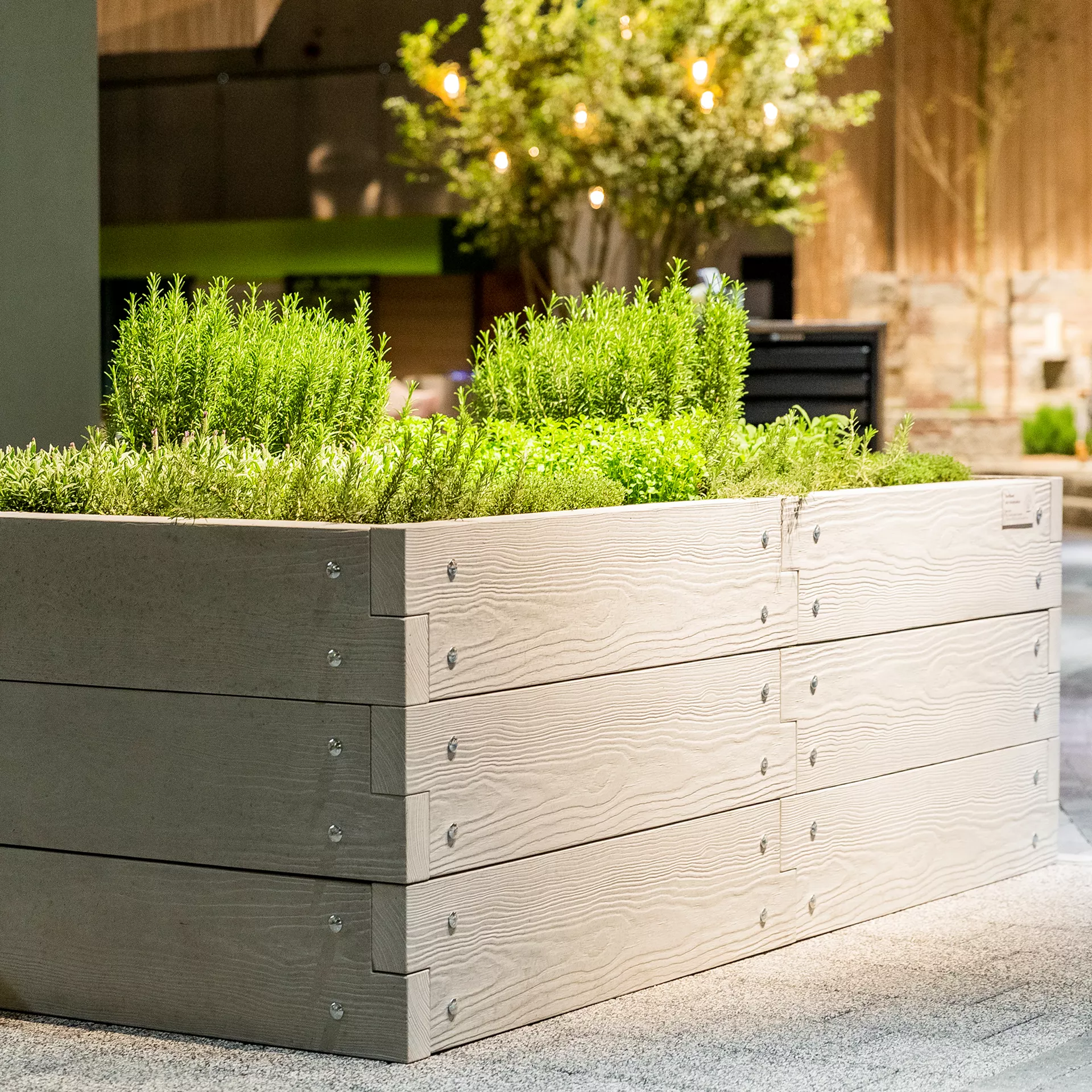 Hochbeet mit Holzstruktur