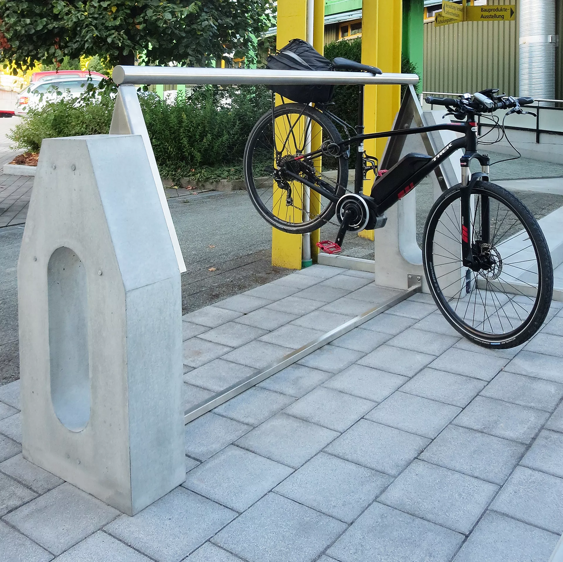 Stehbänke und Fahrradständer