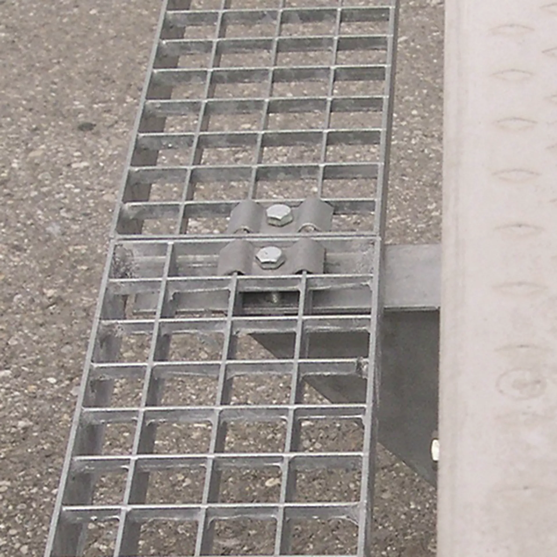 Perronwinkel Beton- und Gitterrostauftritte