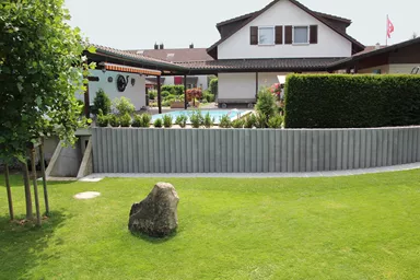 Palisade rund grau glatt gefast bewehrt mit Kehlung leicht konisch D 20 cm H 150 cm