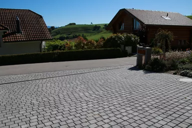 FRIEDA DRAIN Ökostein perlgrau strukturiert Kanten gebrochen L 13.8-16.8 cm B 15.1 cm H 7 cm