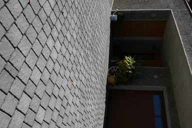 FRIEDA DRAIN Ökostein perlgrau strukturiert Kanten gebrochen L 13.8-16.8 cm B 15.1 cm H 7 cm