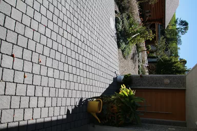 FRIEDA DRAIN Ökostein perlgrau strukturiert Kanten gebrochen L 13.8-16.8 cm B 15.1 cm H 7 cm