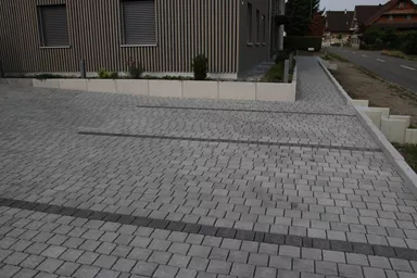 FRIEDA DRAIN Ökostein perlgrau strukturiert Kanten gebrochen L 13.8-16.8 cm B 15.1 cm H 7 cm