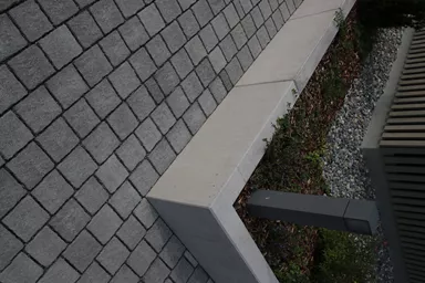 FRIEDA DRAIN Ökostein perlgrau strukturiert Kanten gebrochen L 13.8-16.8 cm B 15.1 cm H 7 cm