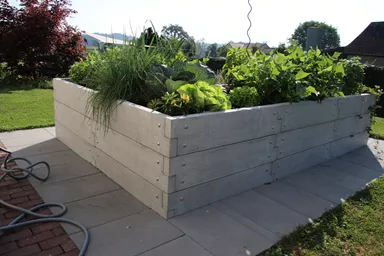 Einzelbrett zu Hochbeet mit Holzstruktur naturgrau strukturiert leicht gefast bewehrt L 120 cm H 25 cm W 6 cm