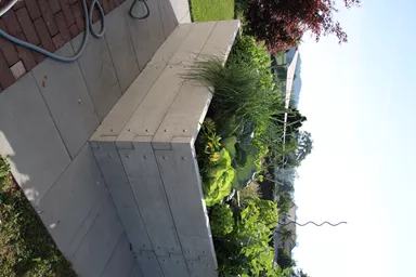 Einzelbrett zu Hochbeet mit Holzstruktur naturgrau strukturiert leicht gefast bewehrt L 120 cm H 25 cm W 6 cm