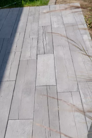 LENIA Gartenplatte mit Holzstruktur Normalplatte naturgrau strukturiert gerundet L 88-89 cm B 24.5-25.5 cm H 5 cm