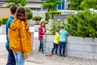 Einzelbrett zu Hochbeet mit Holzstruktur naturgrau strukturiert leicht gefast bewehrt L 120 cm H 25 cm W 6 cm