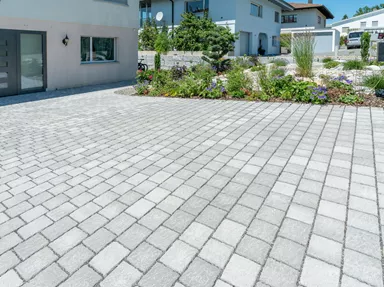 FRIEDA DRAIN Ökostein perlgrau strukturiert Kanten gebrochen L 13.8-16.8 cm B 15.1 cm H 7 cm