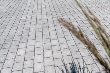 FRIEDA DRAIN Ökostein perlgrau strukturiert Kanten gebrochen L 13.8-16.8 cm B 15.1 cm H 7 cm