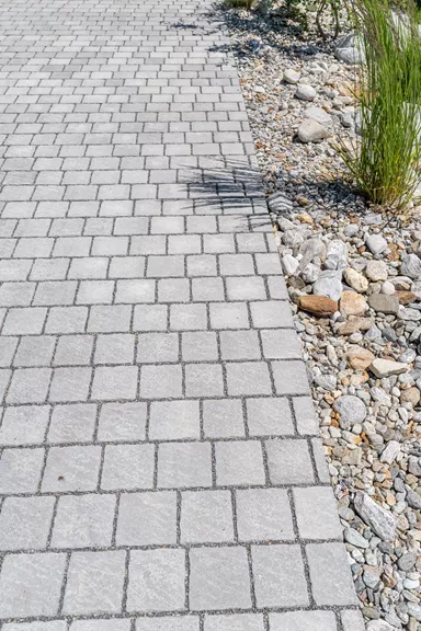 FRIEDA DRAIN Ökostein perlgrau strukturiert Kanten gebrochen L 13.8-16.8 cm B 15.1 cm H 7 cm