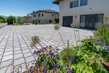 FRIEDA DRAIN Ökostein perlgrau strukturiert Kanten gebrochen L 13.8-16.8 cm B 15.1 cm H 7 cm