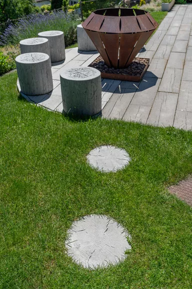 LENIA Schrittplatte rund mit Holzstruktur naturgrau strukturiert gerundet D 35-37.5 cm H 4 cm