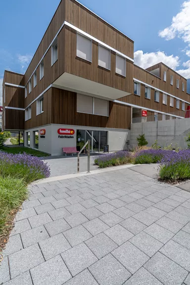 CARENA Sickerstein fino mit Nocken grau haufwerksporig gefast L 25 cm B 25 cm H 6 cm