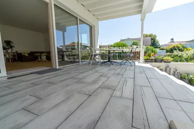 LENIA Gartenplatte mit Holzstruktur Normalplatte naturgrau strukturiert gerundet L 88-89 cm B 24.5-25.5 cm H 5 cm