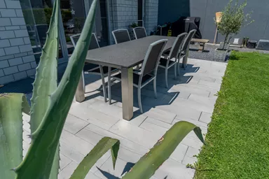 LENIA Gartenplatte mit Holzstruktur Normalplatte naturgrau strukturiert gerundet L 88-89 cm B 24.5-25.5 cm H 5 cm