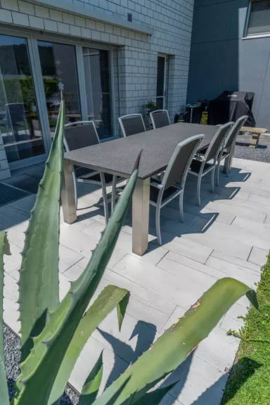 LENIA Gartenplatte mit Holzstruktur Normalplatte naturgrau strukturiert gerundet L 88-89 cm B 24.5-25.5 cm H 5 cm