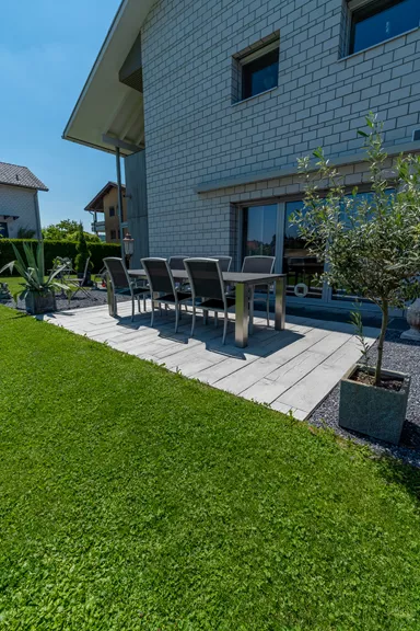 LENIA Gartenplatte mit Holzstruktur Normalplatte naturgrau strukturiert gerundet L 88-89 cm B 24.5-25.5 cm H 5 cm