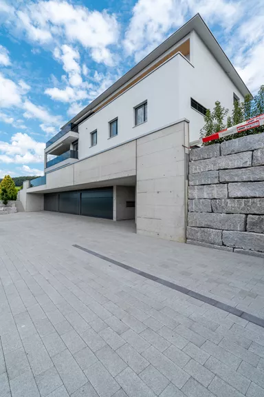 RAINA Sickerstein fino mit Nocken grau haufwerksporig fein gefast L 20-40 cm B 15 cm H 8 cm