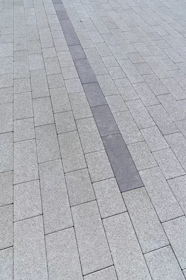 RAINA Sickerstein fino mit Nocken grau haufwerksporig fein gefast L 20-40 cm B 15 cm H 8 cm