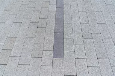 RAINA Sickerstein fino mit Nocken grau haufwerksporig fein gefast L 20-40 cm B 15 cm H 8 cm