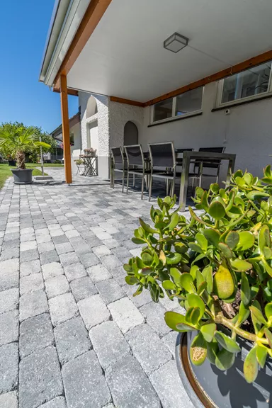 TEGULA Pflasterstein schwarz-weiss schattiert glatt Kanten gebrochen L 16 cm B 11 cm H 6 cm