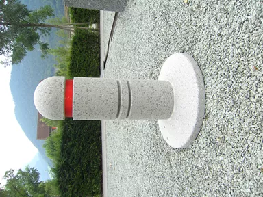 Borne BRÜNIG D30 cm H105 cm, type 2, rond sablé, gris, av. bande réfléchiss. rouge