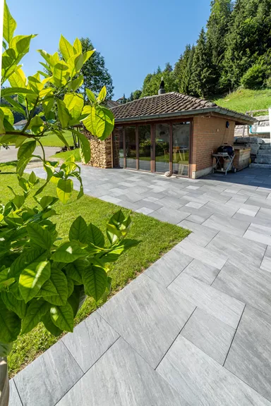 NATURE MOMENTS Gartenplatte dunkelgrau mit Schieferstruktur vollkantig L 60 cm B 60 cm H 5.5 cm