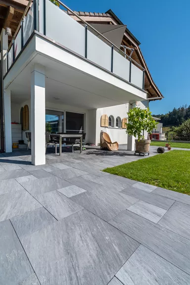 NATURE MOMENTS Gartenplatte dunkelgrau mit Schieferstruktur vollkantig L 60 cm B 60 cm H 5.5 cm