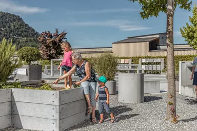 Hochbeet mit Holzstruktur Typ 1 naturgrau strukturiert leicht gefast bewehrt L 120 cm B 120 cm H 75 cm W 6 cm