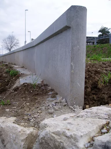 Amphibienleitsystemelement mit Klettersperre und Elementverbund bewehrt gefast grau L 300 cm B 50 cm H 55 cm W 8 cm