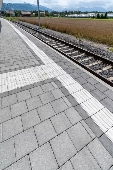 CARENA Sicherheitslinienpflasterstein Typ S Seitenstein mit Nockenverbund weiss mit 6 taktilen Linien L 37.5 cm B 25 cm H 8.4 cm