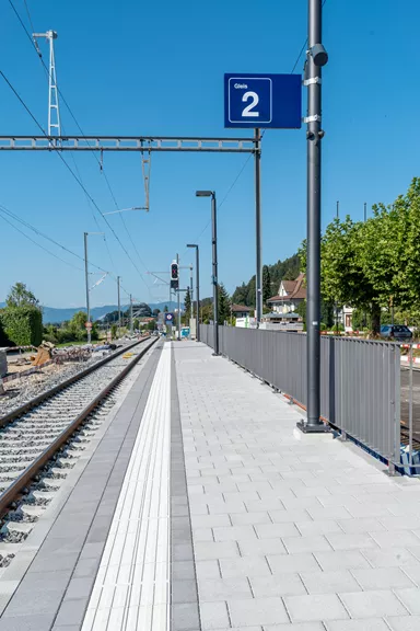 CARENA Sicherheitslinienpflasterstein Typ S Seitenstein mit Nockenverbund weiss mit 6 taktilen Linien L 37.5 cm B 25 cm H 8.4 cm