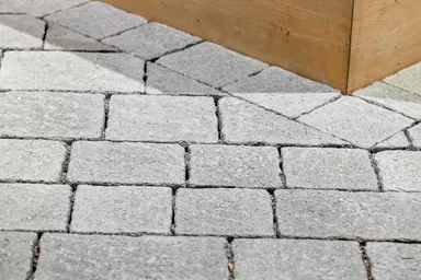 FRIEDA Pflasterstein perlgrau strukturiert Kanten gebr. L 8.8-11.8 cm B 9.8 cm H 7 cm