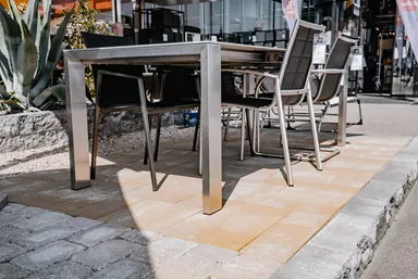 VEGAS Gartenplatte vanille schattiert glatt fein gefast L 17.5 - 52.5 cm H 5.5 cm