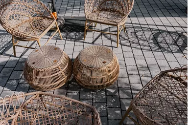 FRIEDA DRAIN Ökostein perlgrau strukturiert Kanten gebrochen L 13.8-16.8 cm B 15.1 cm H 7 cm