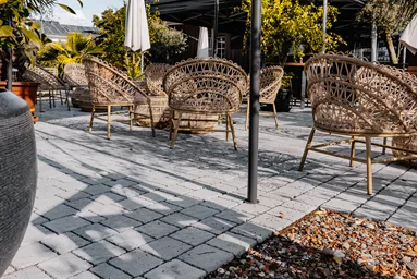 FRIEDA DRAIN Ökostein perlgrau strukturiert Kanten gebrochen L 13.8-16.8 cm B 15.1 cm H 7 cm