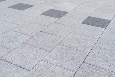 CARENA Sickerstein fino mit Nocken grau haufwerksporig gefast L 25 cm B 25 cm H 6 cm