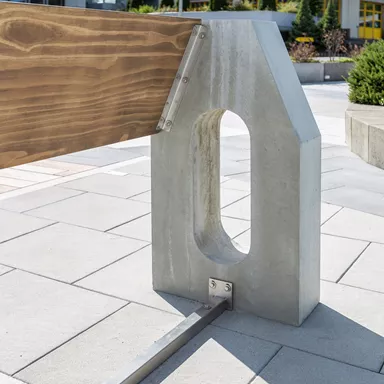 Stehbänke und Fahrradständer