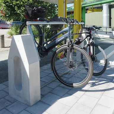 Stehbänke und Fahrradständer