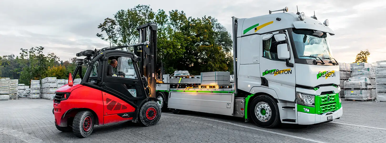 Chargement de camions à l'aide d'un chariot élévateur